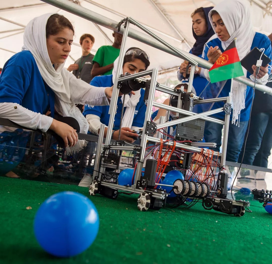 ロボットに取り組む、アフガニスタンの女子ロボットチーム