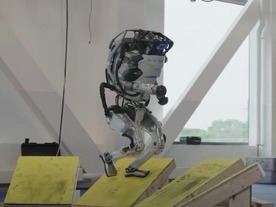 人型ロボット「Atlas」、軽快なパルクールを披露--Boston Dynamicsが動画公開