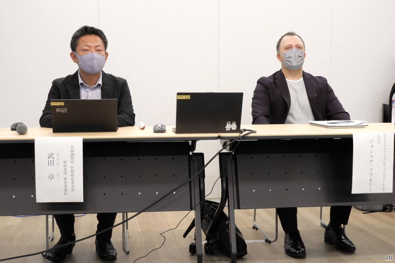 記者発表には神戸市 企画調整局 医療新産業本部 新産業部 新産業課長の武田卓氏（左）とInnovation Dojo Japan CEOのジョシュア・フラネリー氏（右）が参加