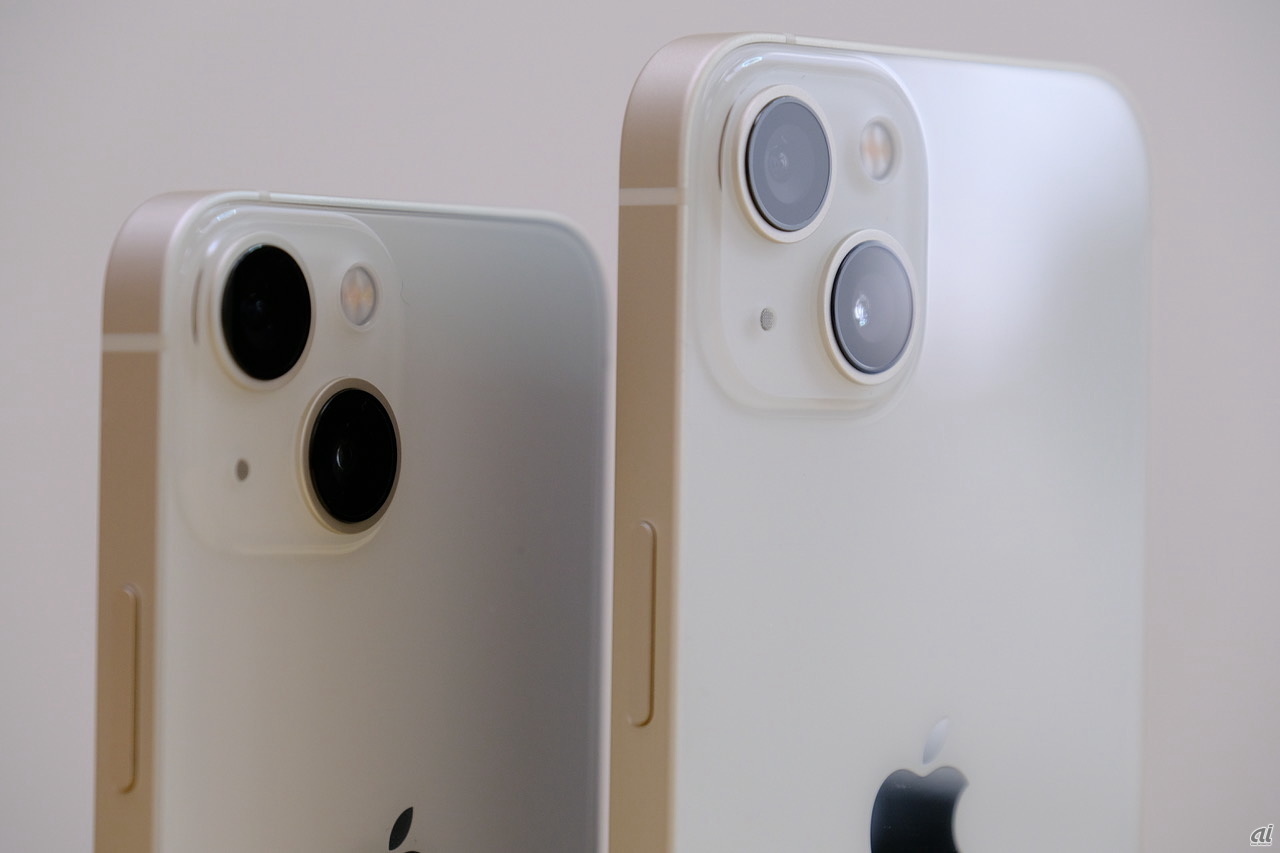 iPhone 13 miniとiPhone 13、新色となるスターライト。広角カメラにはセンサーシフト式の17μmピクセルと大型化されたセンサーが用いられ、光学性能が大きく向上している