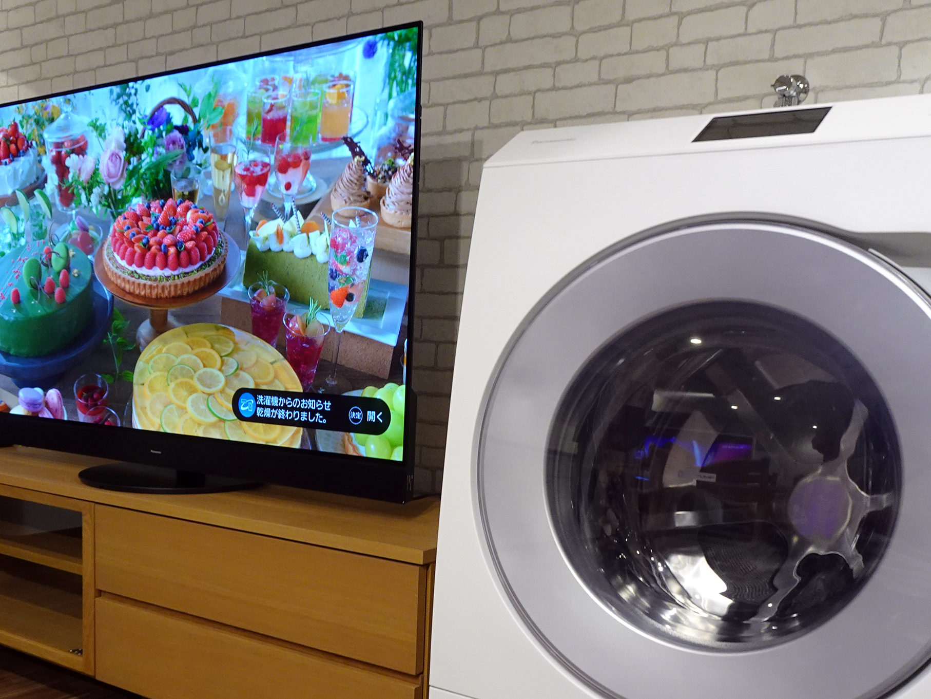 「音声プッシュ通知」の例。洗濯乾燥機の運転が終了するとテレビ側に通知が表示される