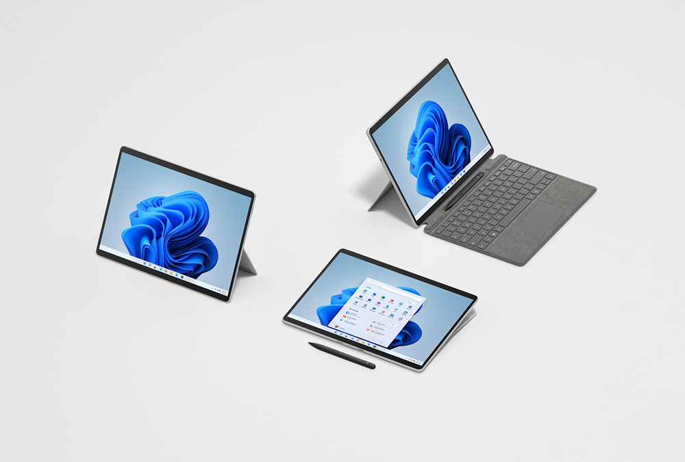 Surface Pro 8は外見がSurface Pro Xとほぼ同じになった。左側にUSB Type-CがあるのがSurface Pro X、右側にあるのがSurface Pro 8と見分けられる（提供：Microsoft）