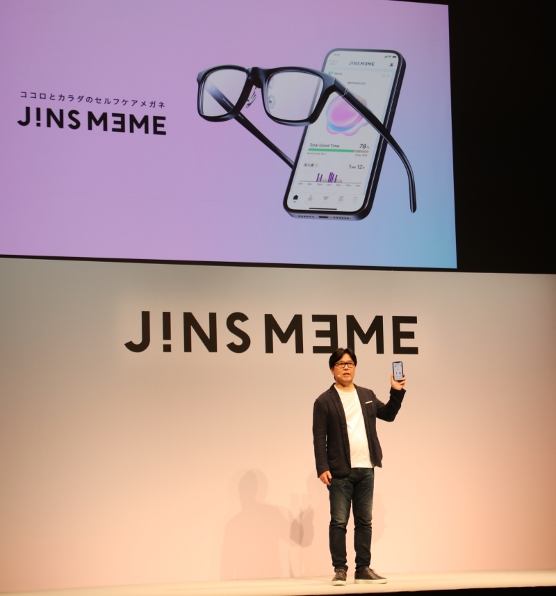 JINS MEMEを発表するジンズホールディングス代表取締役CEOの田中仁氏