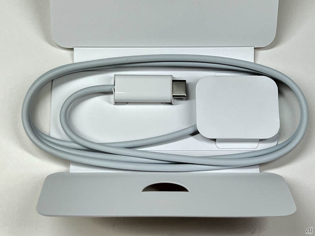 　今回から、「USB-C磁気高速充電ケーブル」が採用されている。Apple Watch Series 7と組み合わせると最大33%高速になり、約45分で充電がバッテリーが0から80%まで完了する。