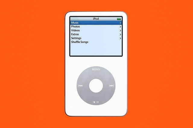 カラー画面の「iPod photo」

　カラー画面は写真の「iPod photo」で導入された。容量は20GB、30GB、60GBの3種類だ。写真アルバムやスライドショーを見るには最適のデバイスだった。