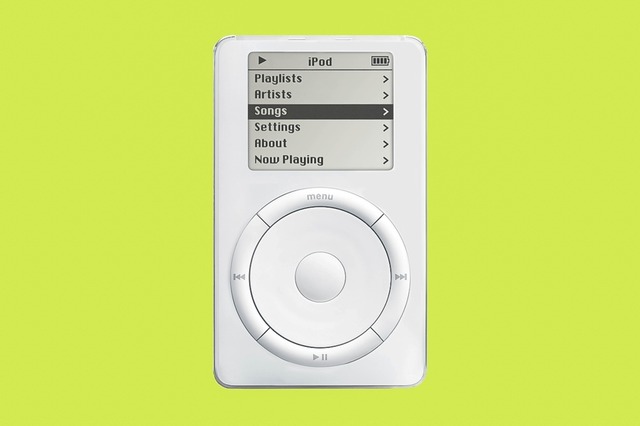 初代iPod

　最初のモデルの特徴は、指で物理的に回転させるホイールだ。ストレージ容量は5GBか10GBで選べるようになっていた。ハードドライブを内蔵していたため、このきらめく新世代ミュージックデバイスを落っことすのは大変深刻な事件だった。