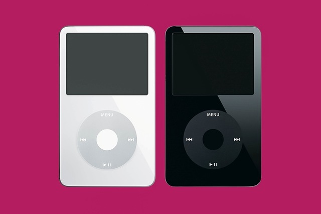 第5世代iPod

　2005年10月登場の第5世代iPodには動画表示機能が追加され、大きなカラーディスプレイ、クリックホイール、同期用のUSB、および30GBまたは60GBのストレージを備えていた。2006年後半に80GBバージョンが発売された。