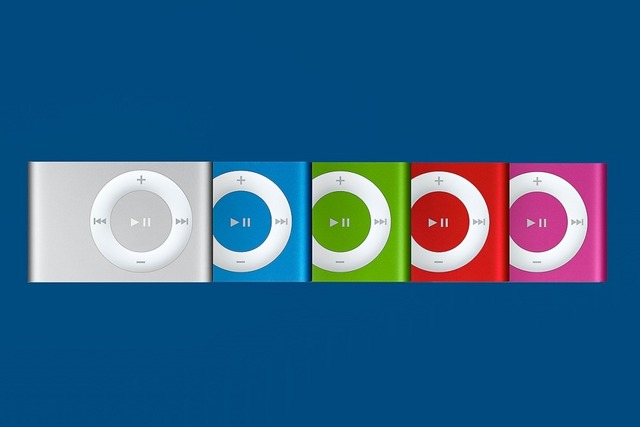 第2世代iPod shuffle

　第2世代iPod shuffleは「iMac」やiPod miniのように、カラーオプションが増えてユーザーをワクワクさせた。このモデルは当時最も小型で、容量は1GBまたは2GBだった。クリップも備えていた。忘れてはならないのは、これまでのモデルは全て有線のイヤホンを採用しているということだ。