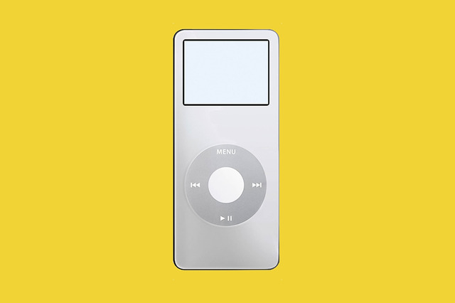 なめらかでシンプルな「iPod nano」

　iPod nanoが発表されたのは2005年。iPod miniのコンセプトに基づいた新商品のように見えた。カラーディスプレイとクリックホイール、（ハードディスクほど）デリケートではないフラッシュメモリーを備え、USB 2ケーブルを介した同期が可能だった。容量は1、2、4GB。