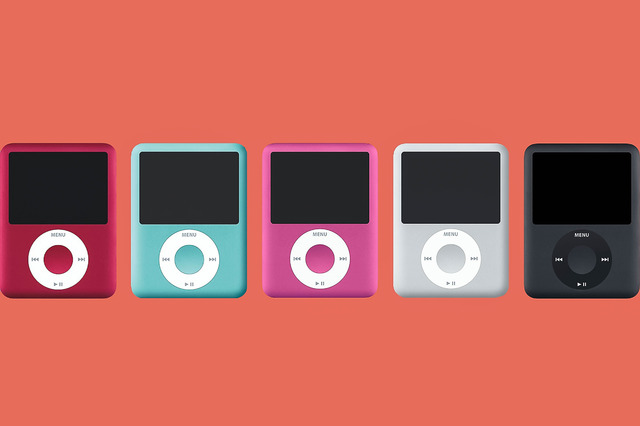 第3世代iPod nano

　第3世代iPod nanoは形状が刷新された。短くずんぐりしているが、これまでになく上品で薄い。ストレージ容量は最大8GBだが、動画再生機能も備えていた。
