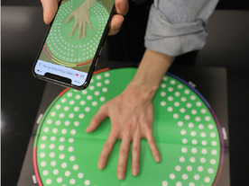 ブルガリが導入した「ZOZOMAT for Hands」を体験--手指サイズの計測は正確か