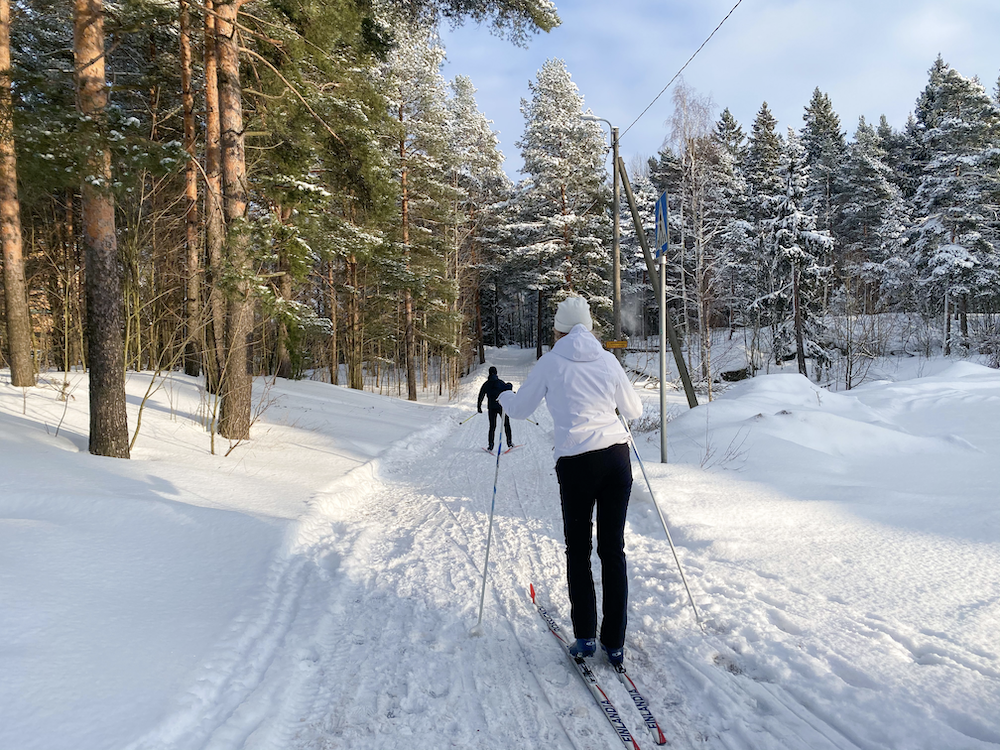 現地では雪が多く積もるため、冬季休暇にはウィンタースポーツに出かける人も多そうだ（筆者撮影、ヘルシンキ市内の森にて）