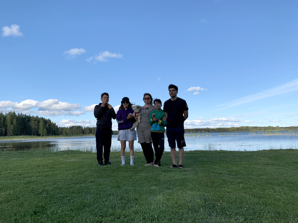 国内のコテージで2021年の夏休みを過ごしたときの写真。左から黒澤さん、長女（18歳）、妻、次男（12歳）、長男（20歳）（黒澤さん提供）