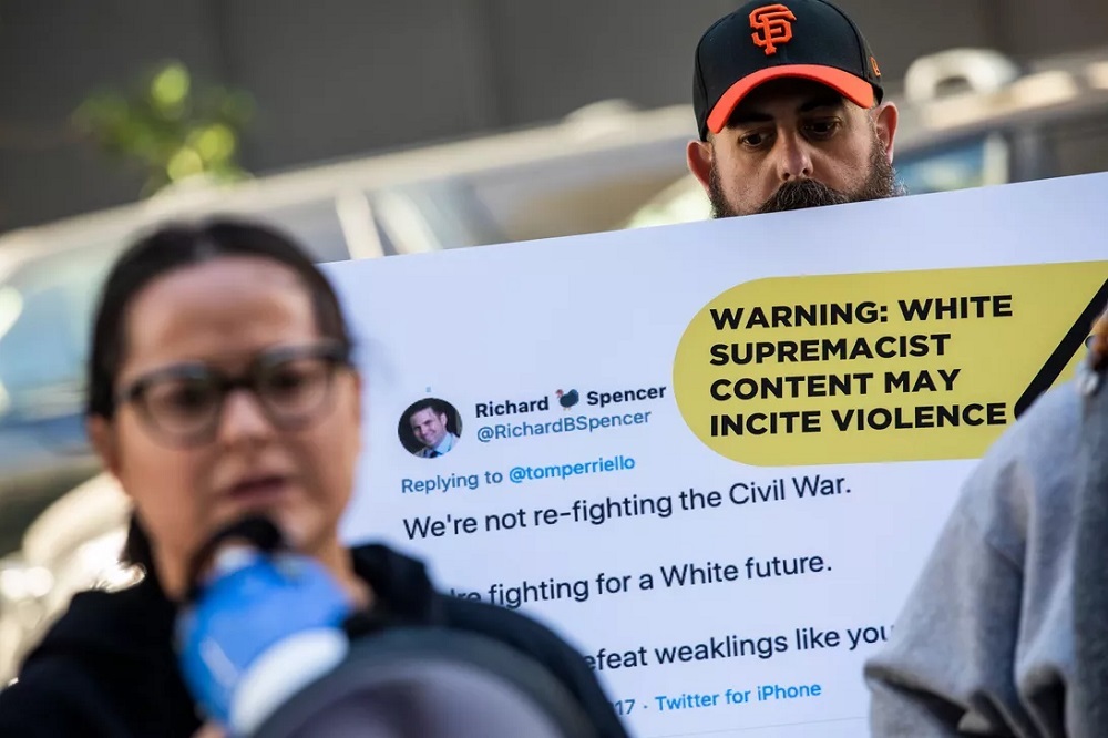 2019年11月19日、オンラインのヘイトをめぐり、サンフランシスコのTwitter本社前で抗議する人