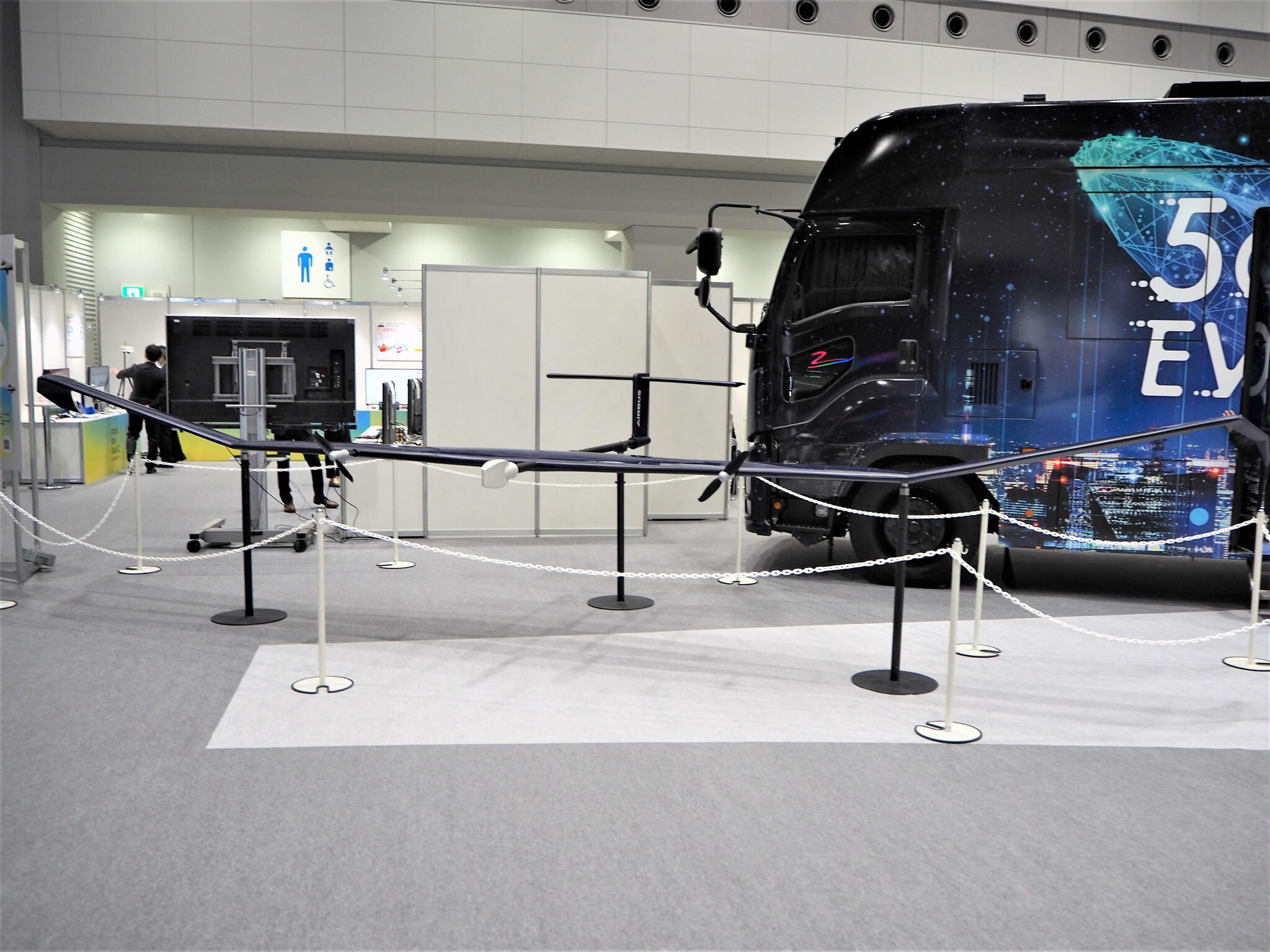ドコモらが開発を進めているというHAPSの3分の1モデル。エアバス製の機体に基地局などを搭載して成層圏から電波を飛ばす仕組みで、2021年には試験飛行も実施している