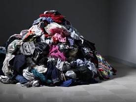 ネットショッピングが加速させる世界の「服廃棄」問題
