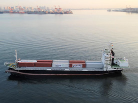 全長約100mのコンテナ船が東京港と津松阪港の往復約790kmを無人運航