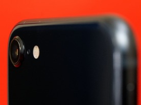 アップル、「iPhone SE」に低炭素アルミニウム使用へ