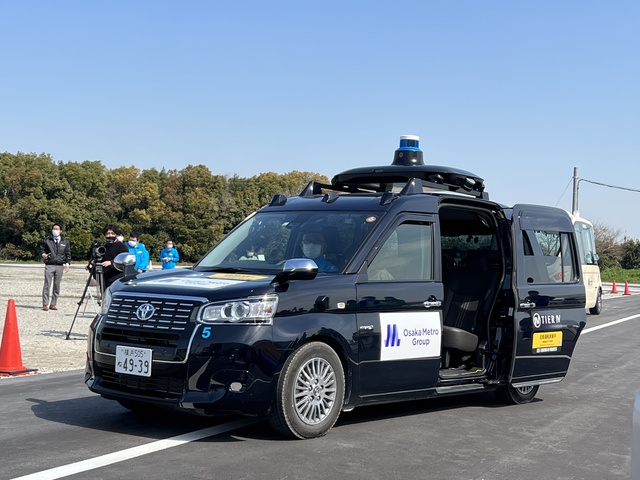 　レベル2の自動運転車両を用いた「JPN TAXI」は、最寄りのコスモスクエア駅までの公道走行と、会場内では日本信号が開発する信号システムからの情報を元にしたスムーズな運転を検証する。自動運転システムはティアフォーが開発し、実験はOsaka Metroの職員が行う。
