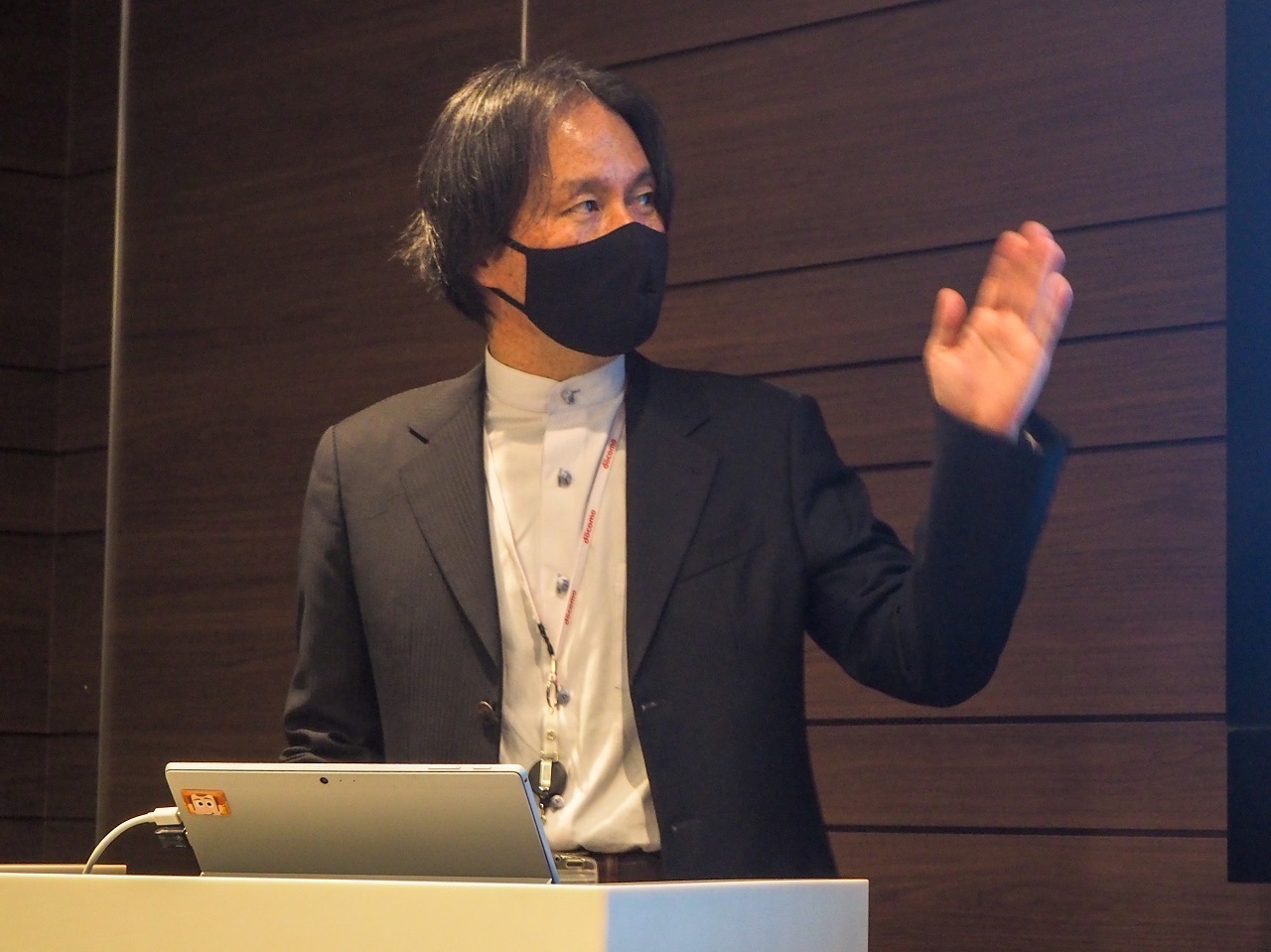 記者向け体験会に現れた石田氏。「トーンモバイル for docomo」の新機種や新機能などについて説明した