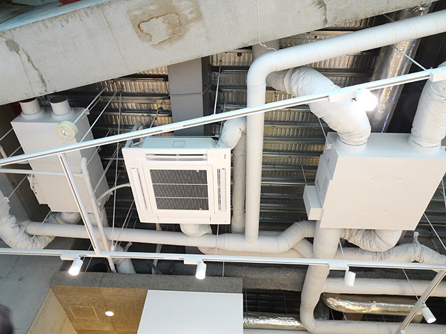 空質空調連携システム（スケルトン天井）。左から天井埋込型ジアイーノ、4方向カセットエアコン、熱交換気。3つが連携することで、除菌、脱臭、加湿などを行い快適な空間を提供できる