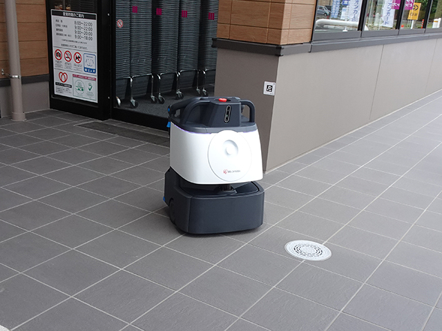イオンスタイル南栗橋に導入される自動清掃ロボット。同店初の導入としている