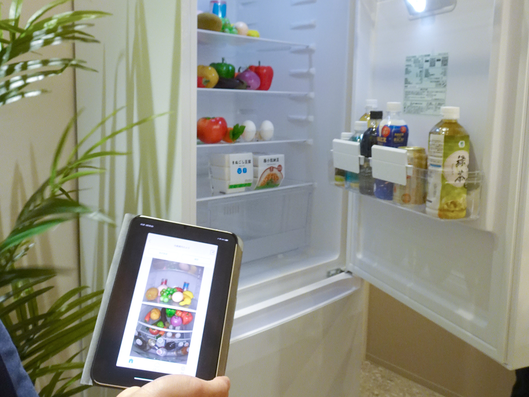 アイリスオーヤマのスマート冷蔵庫。庫内の食材を手元のスマートフォンから確認可能だ