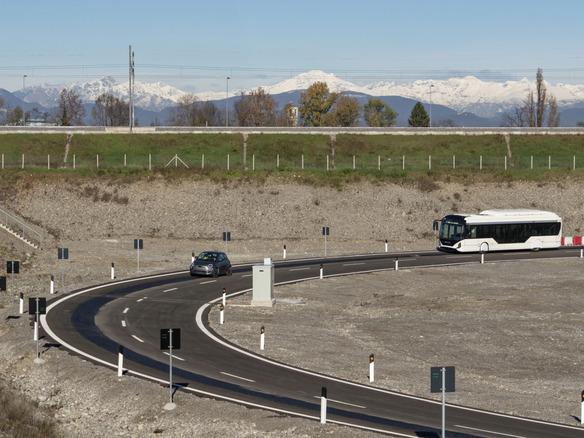 Stellantis、EVにワイヤレス給電できる道路を試験--高速走行でもバッテリーを消費せず