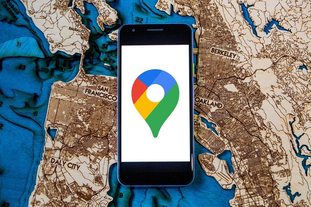 Googleマップのロゴを表示したスマートフォン
