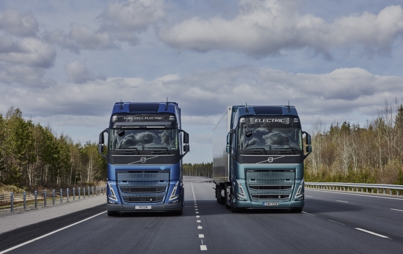 燃料電池トラック（左）、電動トラック（右）（出典：Volvo Trucks）
