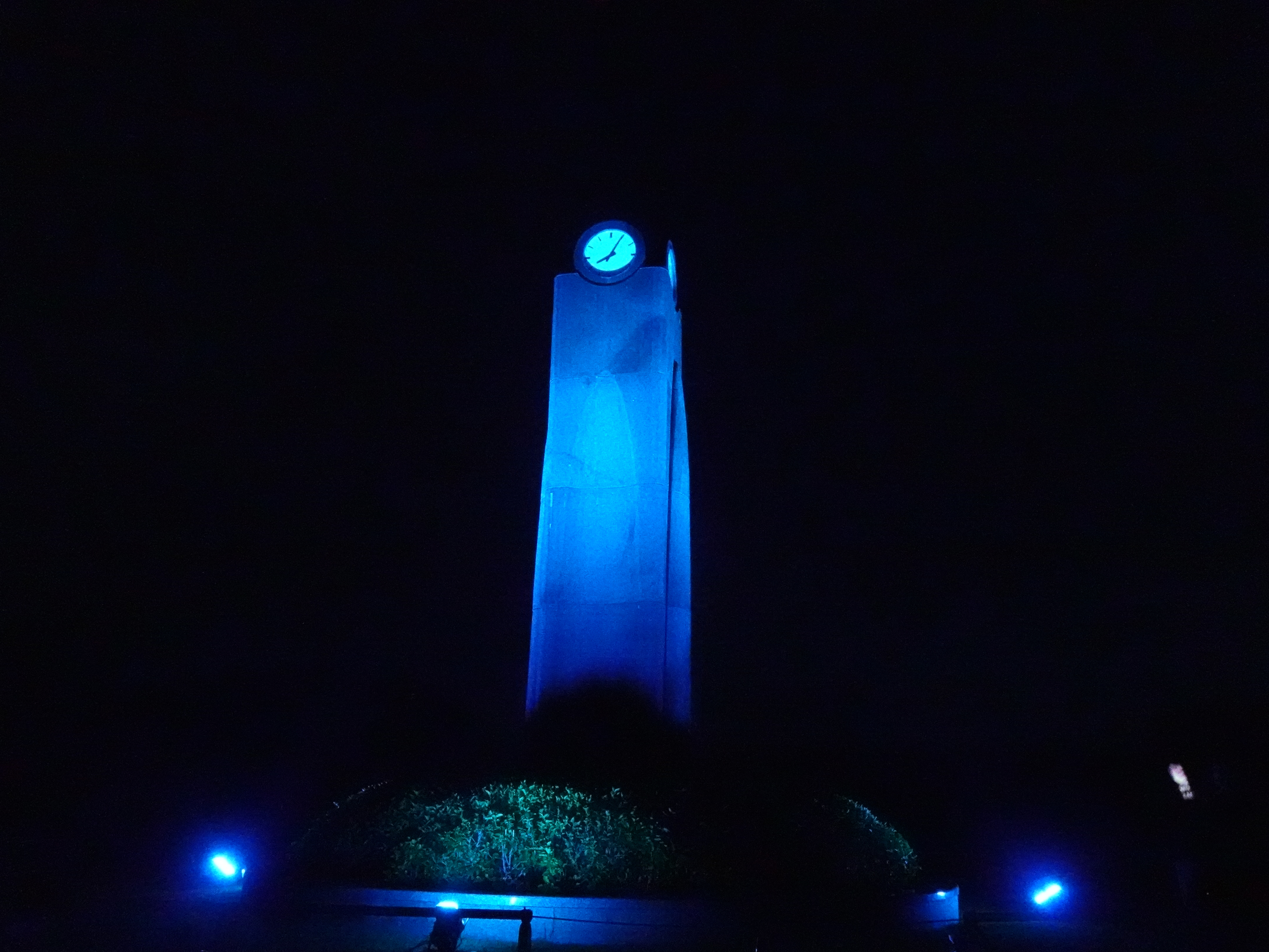 沖縄平和祈念公園のエントランス広場時計台「ライトアップ」