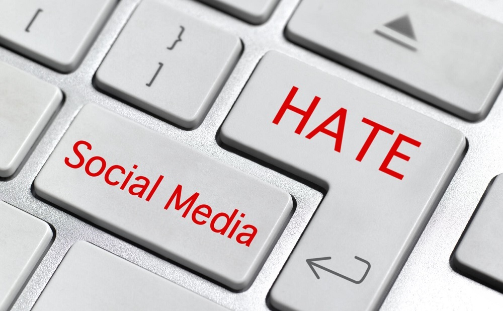 「Social Media」「HATE」というキーのあるキーボード