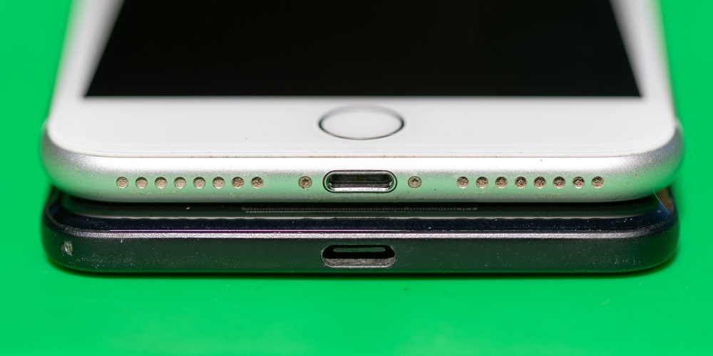 USB Type-CポートのGoogle Pixel 2 XLの上に重ねたLightningポートのiPhone 7 Plus