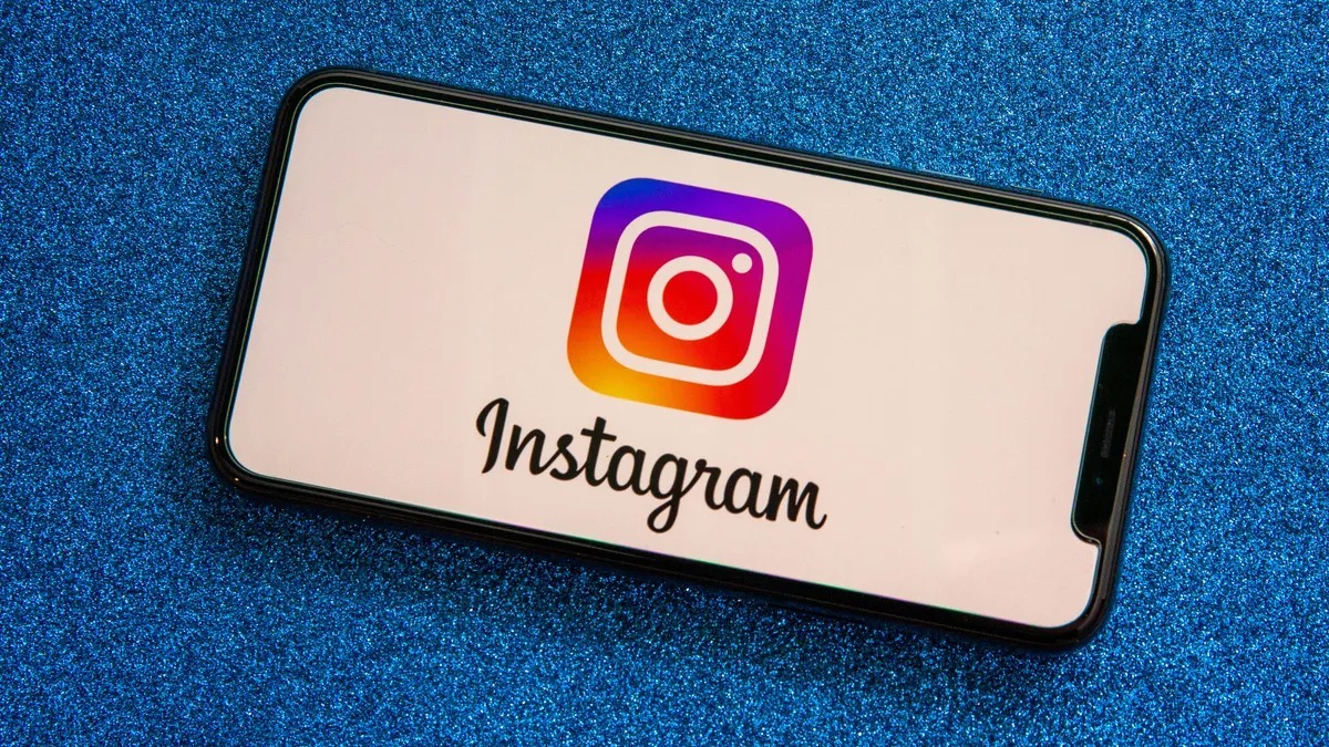 Instagramのロゴが表示されたスマートフォン