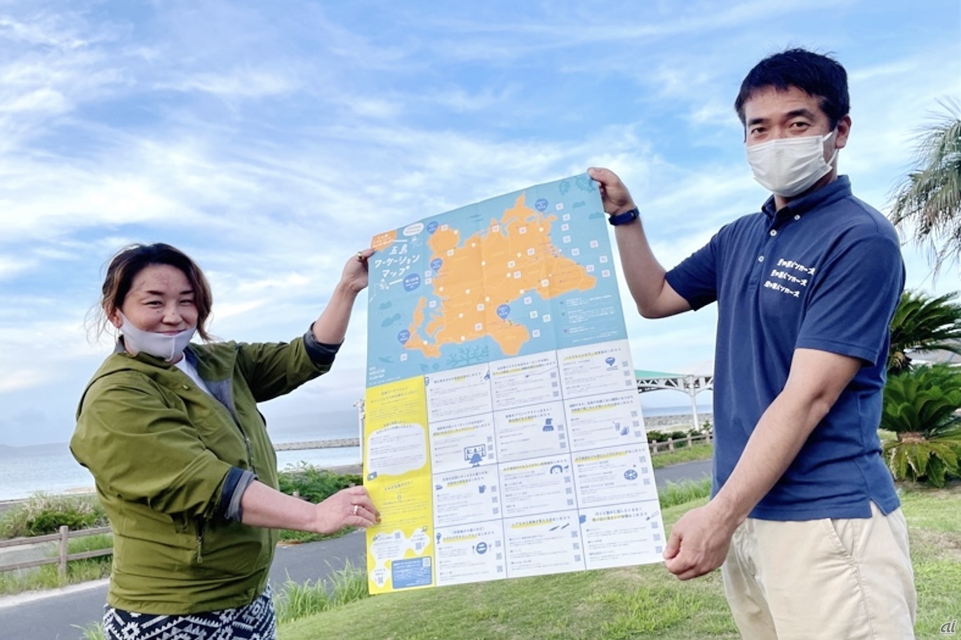 「五島ワーケーションマップ」左はみつめる旅の遠藤氏、右は五島市役所の松野尾氏