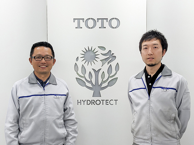 左から、TOTO 環境建材開発部部長の鳥山信治氏と、環境建材技術開発グループの平島道久氏