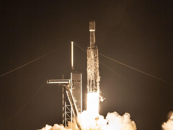 米宇宙軍、「Falcon Heavy」にブースターの再利用を許可--偵察衛星打ち上げに向け