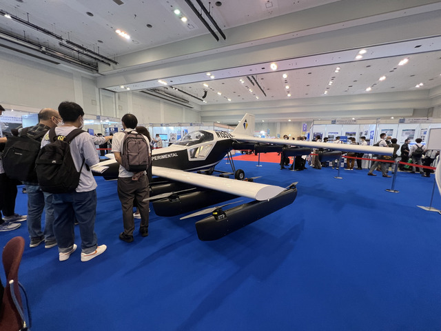 　大阪・関西万博での導入を目指して空飛ぶクルマの開発を進める日本のスタートアップであるテトラ・アビエーションはeVTOL「Mk-5」の実機を展示。100kmを30分で移動でき、2022年度中に引き渡し開始を予定している。