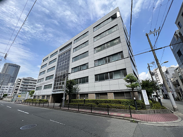 大阪市北区にある福田学園は大阪保健医療大学や大阪リハビリテーション専門学校などをグループに持つ学校法人。2017年の1号館LED化に続いて、2021年に2号館をLED化した