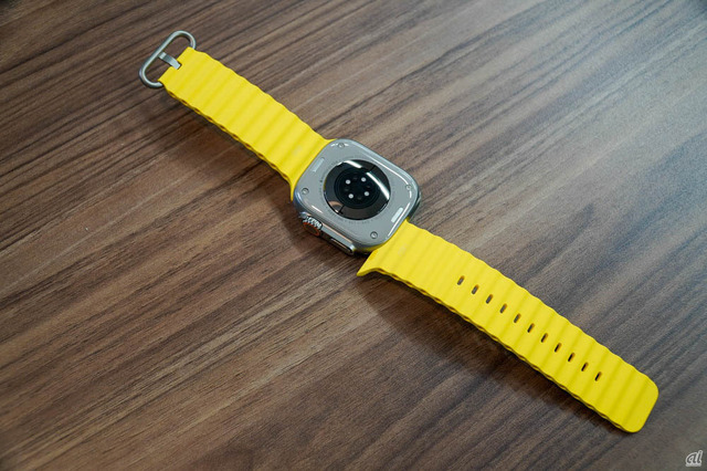 　Apple Watch Ultraにオーシャンバンドを付けたところ。ケースサイズはこれまでで最も大きな49mmだが、もし45mmのバンドを所有していたらApple Watch Ultraでも引き続き使用できる。