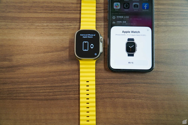 　Apple Watch Ultra本体のサイドボタンかアクションボタンを長押しすると、電源のオン／オフが可能。電源を入れて、使用するiPhoneと近づけるだけでペアリングできる。