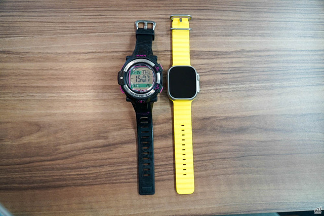 　手持ちのダイブコンピューター（TUSAのIQ1204）と並べたところ。やはりApple Watch Ultraは日常でも使いやすいデザインだと感じる。なお、IQ1204の重さはガラスの表面を保護する純正の「レンズガード」も含めて87g。重さだけで比較するとApple Watch Ultraのほうが重いのだが、装着すると軽く感じる。