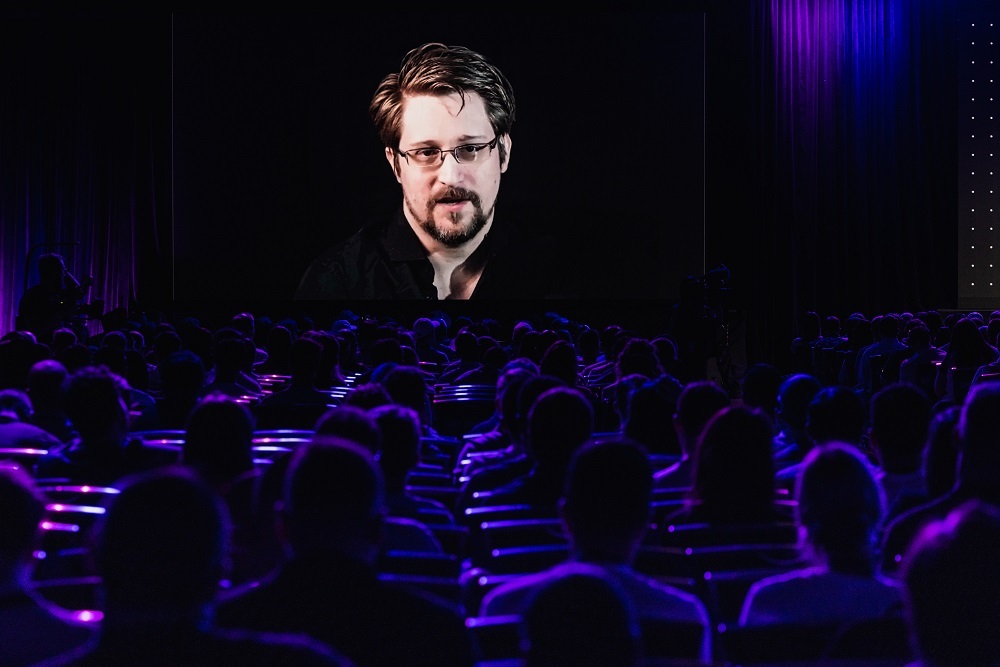 Consensus 2022で講演するEdward Snowden氏