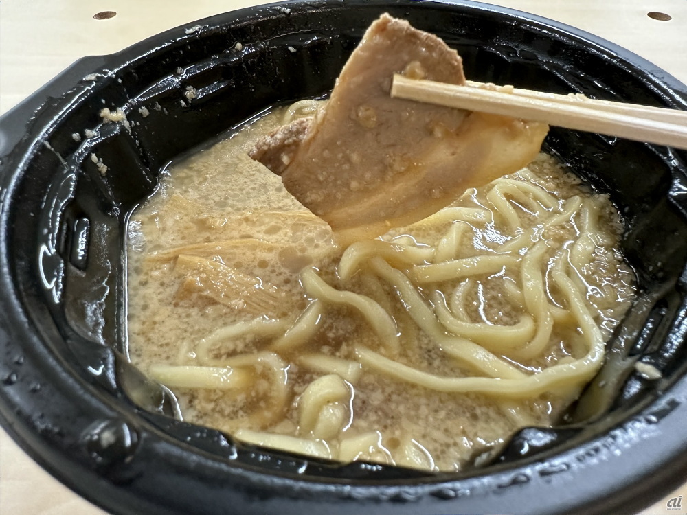 新潟ラーメン「燕三条 Se-Abura」（税込980円）。一風堂ではめずらしい太麺で、背脂の入ったスープは食べ応えがある