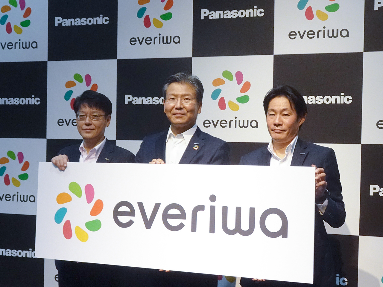 Desde la izquierda, el vicepresidente ejecutivo de Mizuho Financial Group, Makoto Umemiya, el presidente de Panasonic Electric Works Company, Kiyoshi Otaki, el gerente de la oficina de promoción de nuevos negocios de Panasonic Electric Works Company, Atsushi Tamagawa