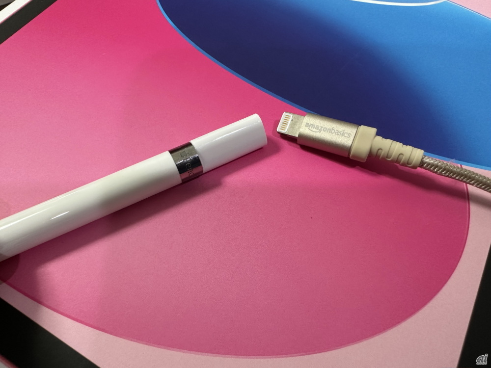 Apple Pencilに同梱されるLightning（Apple Pencil用）-Lightningの変換コネクタ＋手持ちのLightningケーブルを組み合わせて充電できる