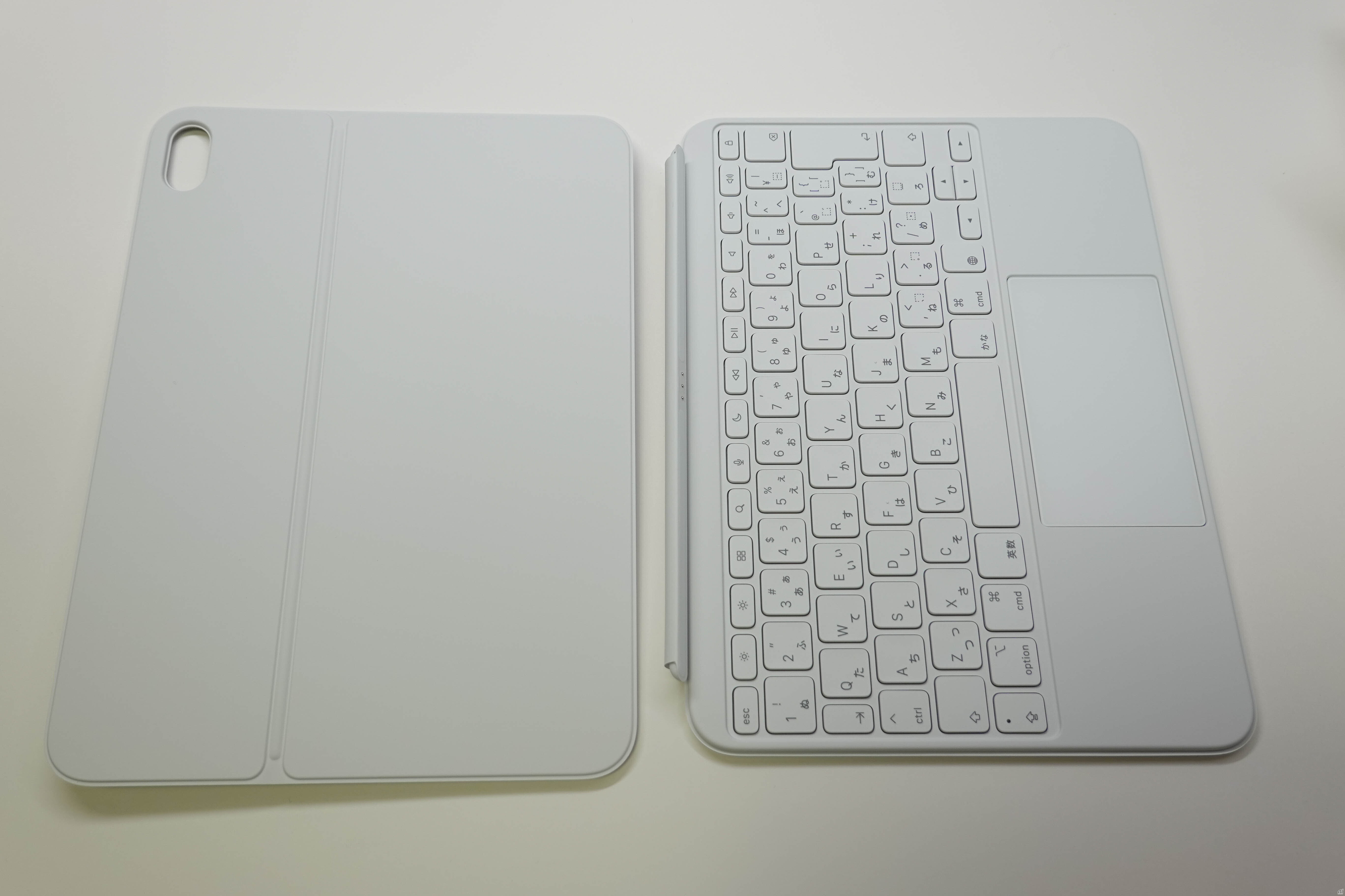 取り外せるキーボードと、iPadを守るバックパネルの2つのパーツで構成される