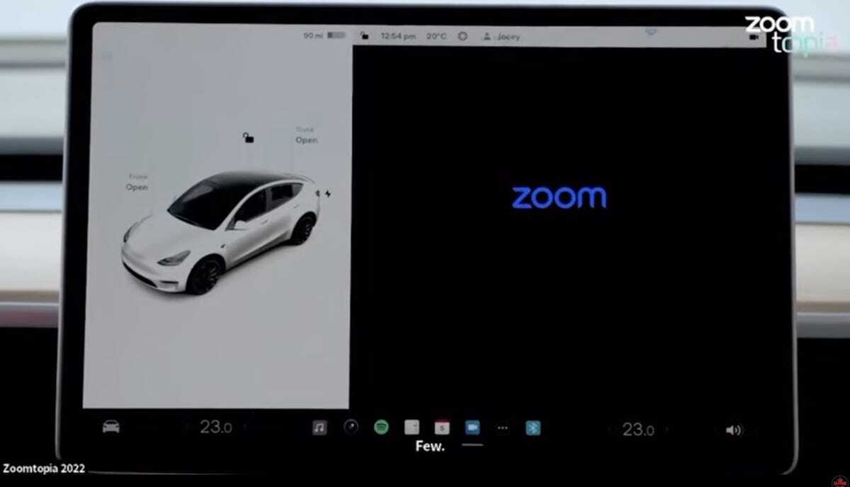 Zoomの画面を表示したタブレット