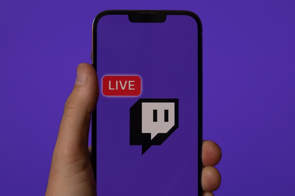 Twitchのロゴを表示したスマートフォン
