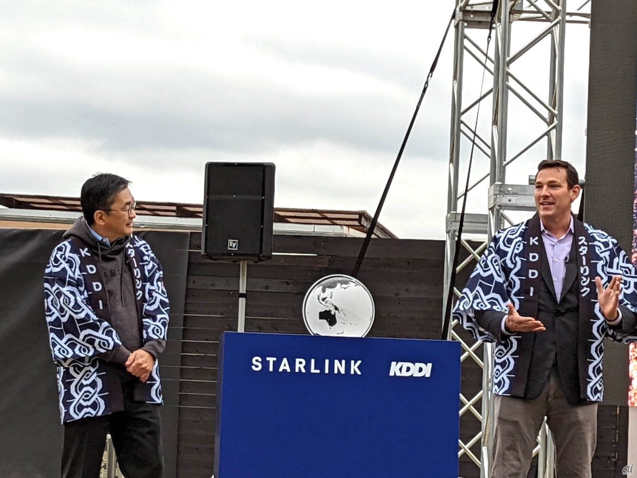 左からKDDIの高橋誠氏、SpaceXのJonathan Hofeller氏